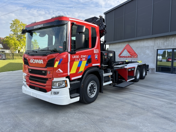 Porte conteneur Scania P 500 avec grue