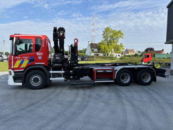 Porte conteneur Scania P 500 avec grue