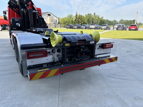 Porte conteneur Scania P 500 avec grue