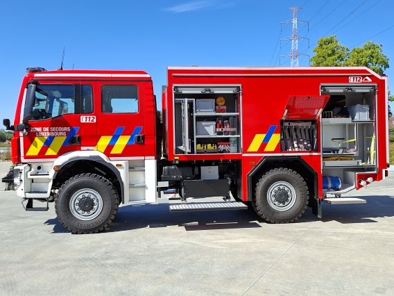 Camion-citerne feu forêt